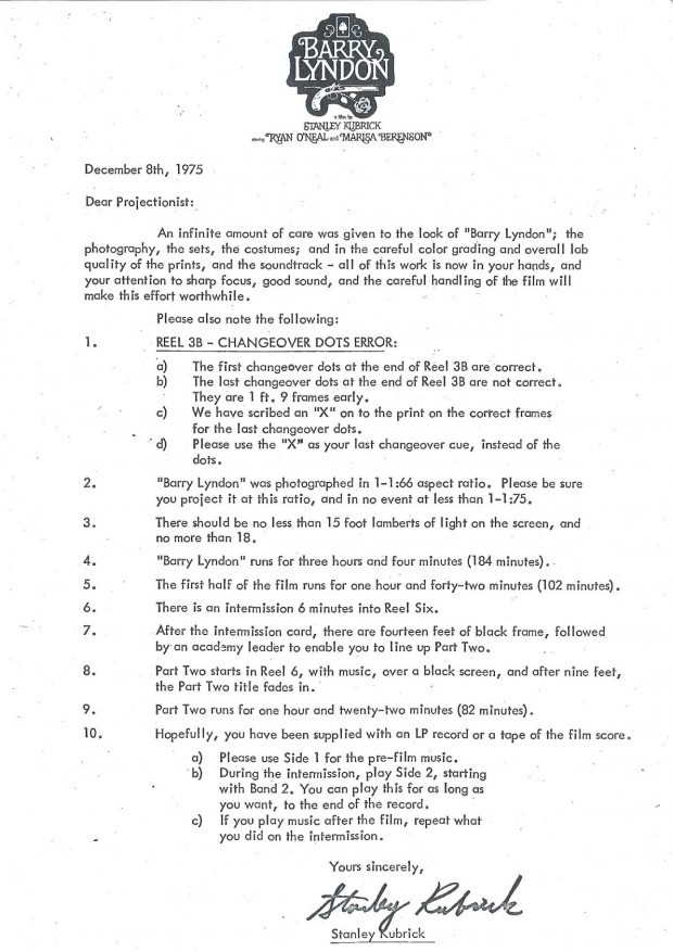 Carta datilografada de 8 de dezembro de 1975, com o logotipo estilizado de Barry Lyndon no topo. Assinada à mão por Stanley Kubrick, a carta detalha em 10 pontos as instruções técnicas de projeção do filme, incluindo correção de erro nos dots de changeover do Reel 3B, aspect ratio de 1:1.66, luminosidade entre 15 e 18 foot lamberts, duração total de 184 minutos com intervalo no Reel 6, e instruções para uso de um LP com a trilha sonora durante o pré-filme e o intervalo.