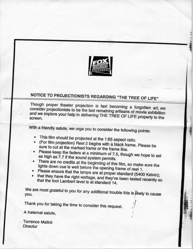 Carta em papel timbrado da Fox Searchlight Pictures, intitulada Notice to Projectionists Regarding The Tree of Life. Assinada por Terrence Malick, diretor, a carta pede aos projecionistas atenção a detalhes técnicos como aspect ratio de 1:85, volume dos faders em no mínimo 7.5, lâmpadas a 5400 Kelvin com nível de foot Lambert em 14, e alerta que não há créditos iniciais no filme. O tom é respeitoso, chamando os projecionistas de os últimos artesãos remanescentes da exibição cinematográfica e encerrando com a fraternal salute.