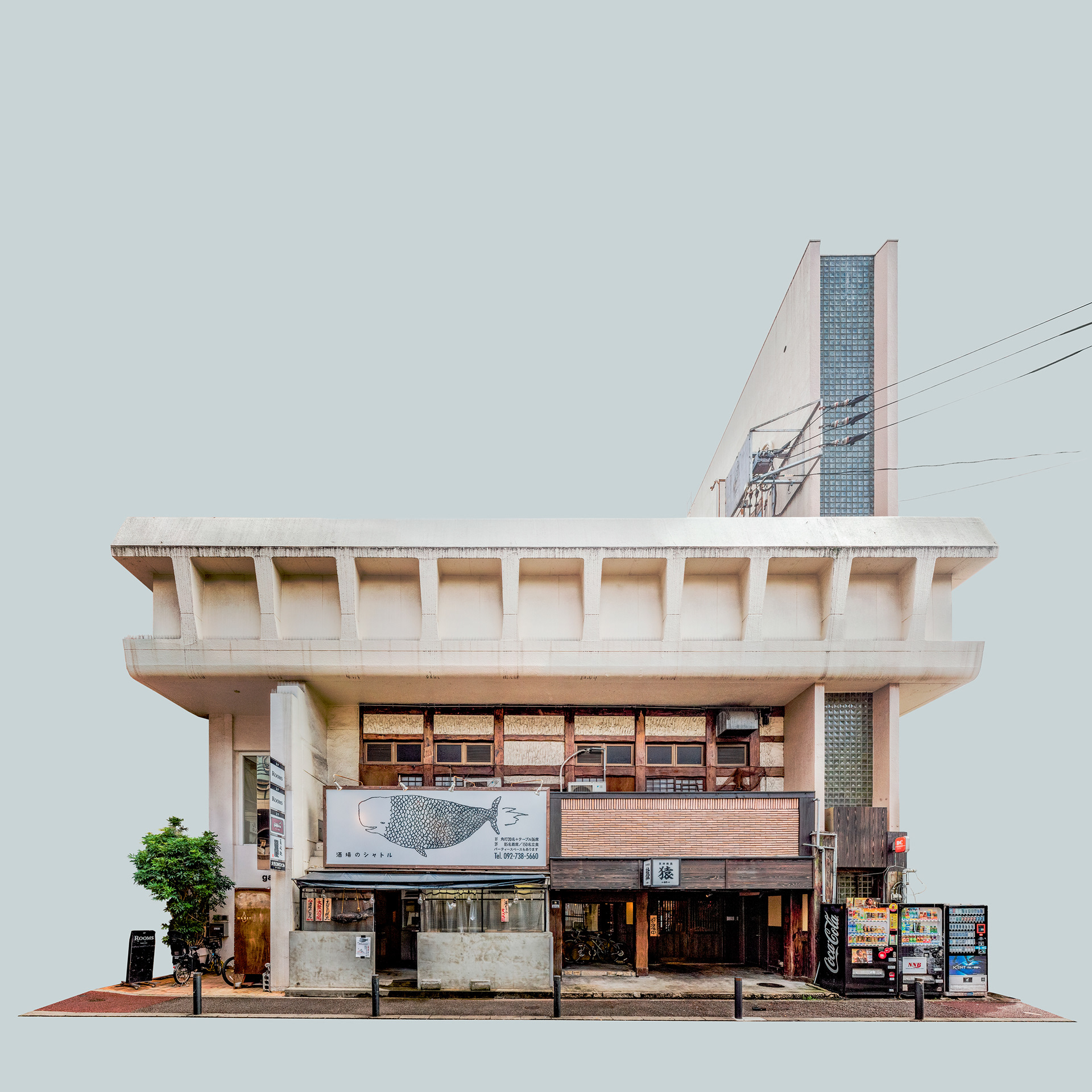 Fachada de prédio comercial japonês em concreto bruto estilo brutalista, com viga saliente sobre o térreo. No térreo, restaurantes com placa ilustrada de uma baleia e máquinas de venda automática, isolados sobre fundo cinza-azulado.